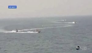 نزدیک شدن قایق های ایرانی به ناوشکن امریکایی
